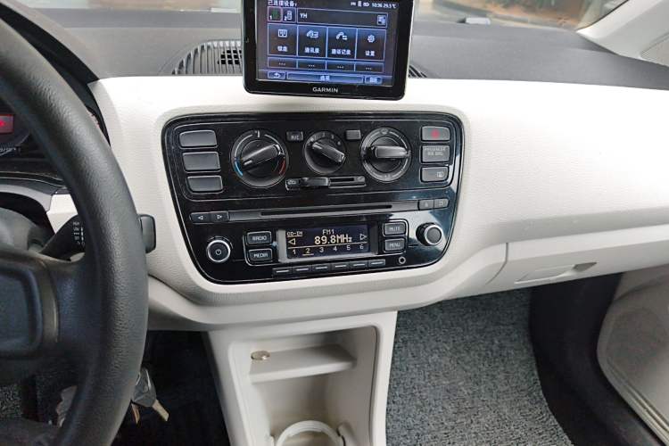 Used Volkswagen up! 2015 1.0L move up! Audio And AC Panel