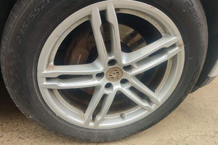 Used Porsche Macan 2016 Macan 2.0T Right Front Wheel Hub