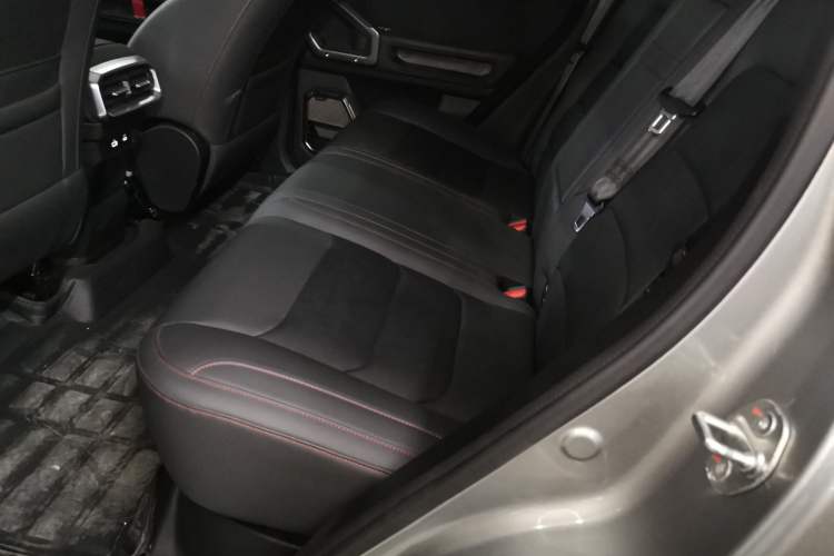 Used JETOUR Traveler 2024 2.0T All-Wheel-Drive Silver Dragon Wings Left Rear Seat