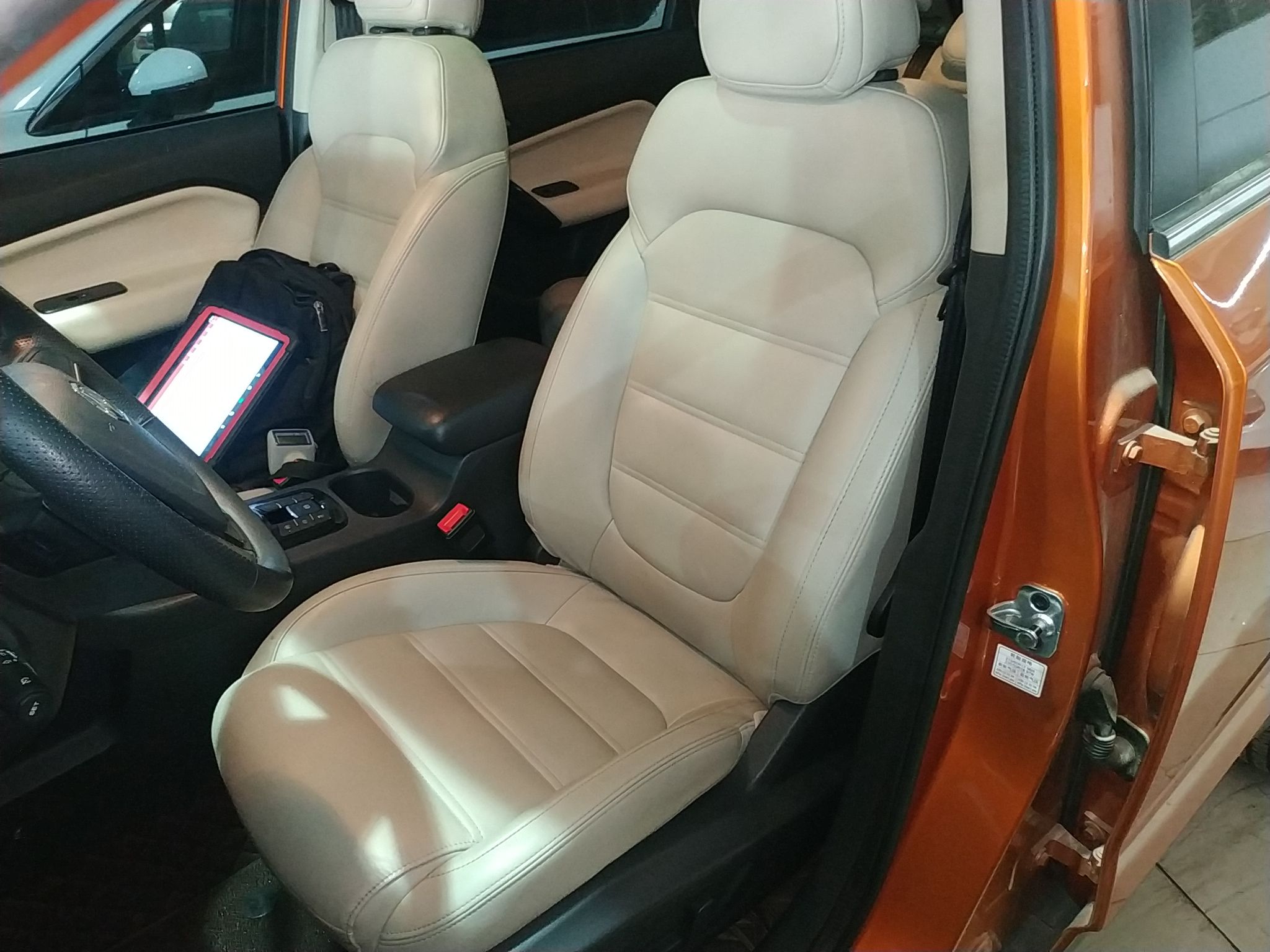 المقاعد الأمامية داخل السيارة