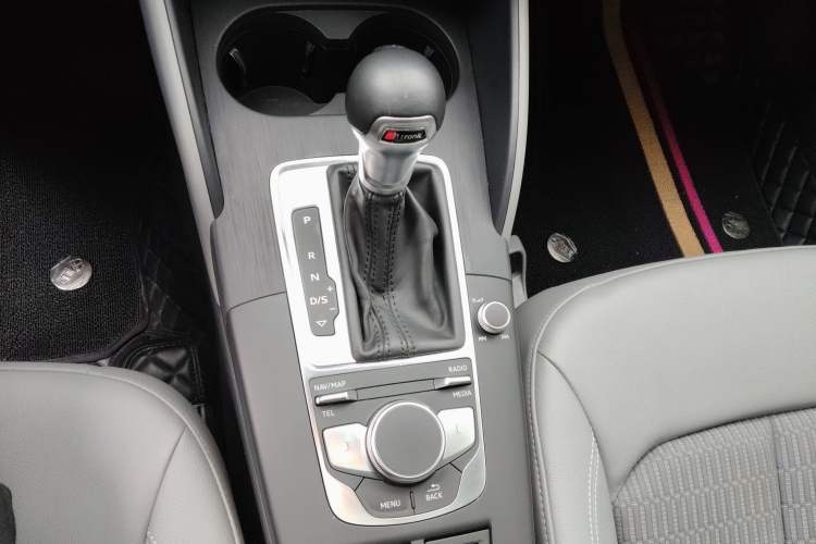 Used Audi A3 2020 Limousine 35 TFSI Fashion Edition China VI Emission Standard Gear Lever