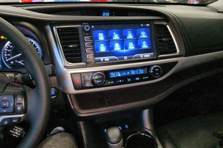 Used Toyota Highlander 2018 2.0T Four-Wheel Drive Luxury Version 7 Seats China VI Standard Audio And AC Panel