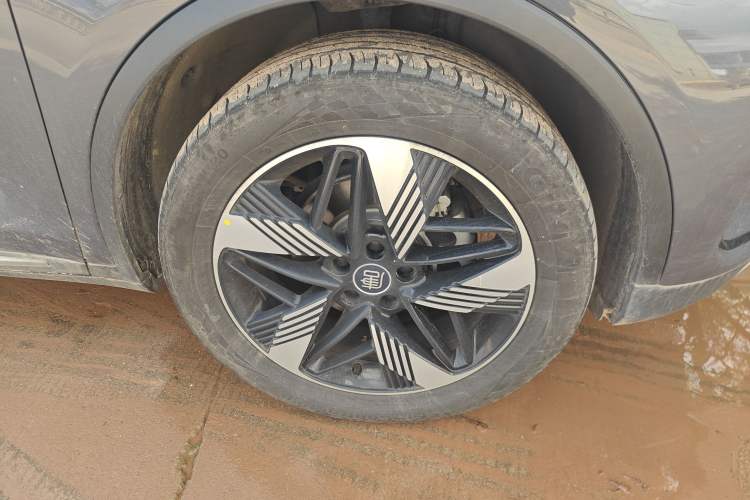 Used BYD Tang New Energy 2024 DM-i Glory Edition 112KM Prestige Model Right Front Wheel Hub