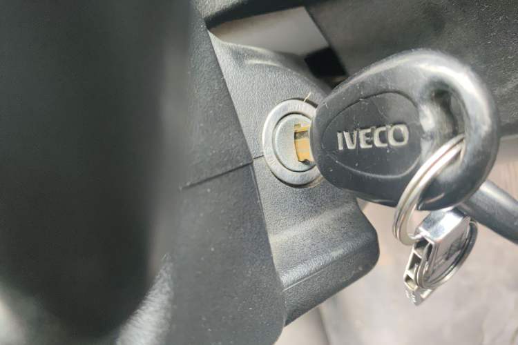 Used Iveco Daily 2020 2.5T A35 Passenger Van with Dual Tires Mid-Roof Design 5-9 Seater Side-Sliding Door China V Emission Standard
