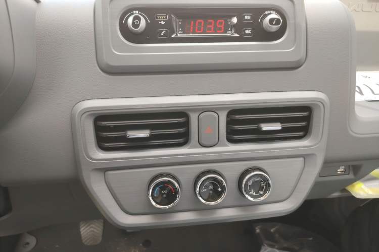 Used Wuling Yangguang 2024 300KM Comfort Version Passenger Van 75kW