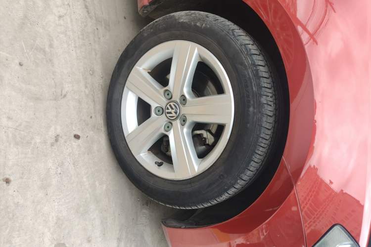 Used Volkswagen Golf 2014 1.6L Automatic Comfort Model Right Front Wheel Hub