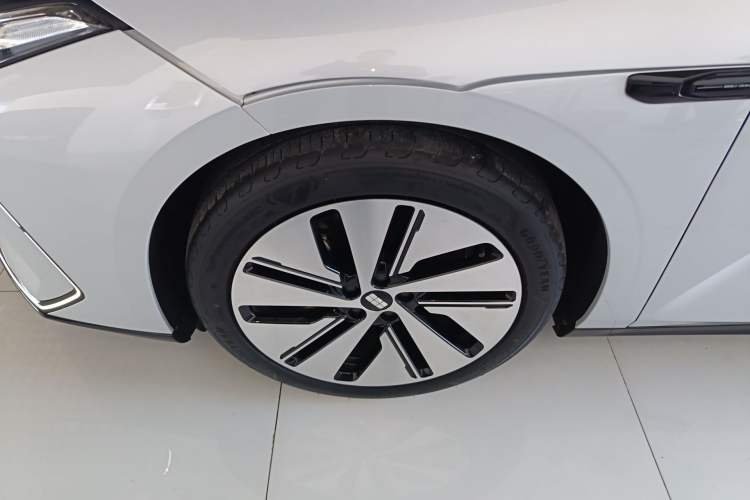 Used Geely Galaxy E8 2024 665 km Range Rear-Drive Starship Long-Range Version
