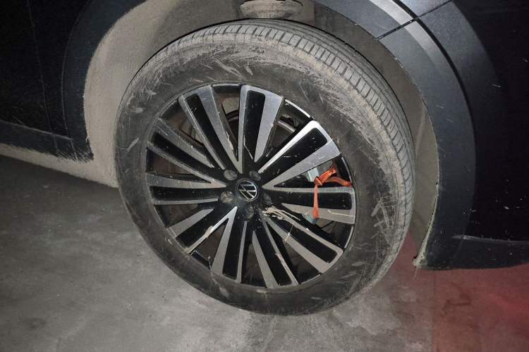 Used Volkswagen Tavendor 2024 330TSI Luxury Touring - All-Inclusive Edition Right Front Wheel Hub