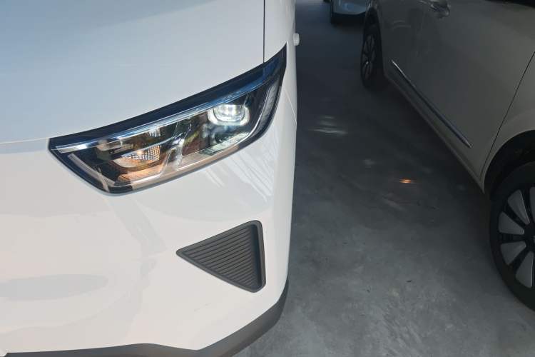 Used Wuling Yangguang 2024 300KM Comfort Version Passenger Van 75kW