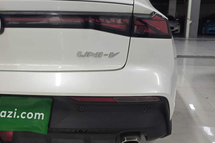 Used CHANGAN UNI-V 2024 1.5T High-Energy Version Exterior 3