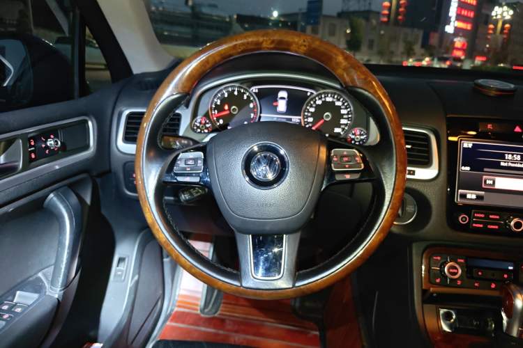 Used Volkswagen Touareg 2011 3.0 TSI High-End Version Steering Wheel