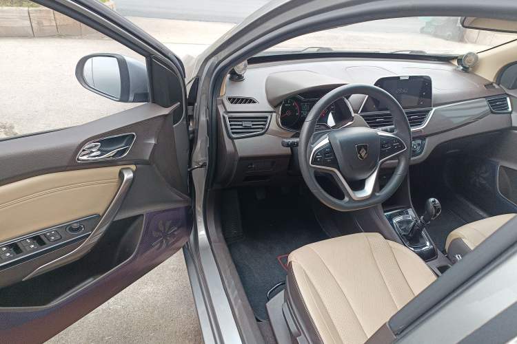 Used Baojun 310W 2017 1.5L Manual Fashion Model China V
