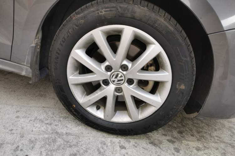 Used Volkswagen Sagitar 2012 1.4TSI Automatic Luxury Edition Right Front Wheel Hub