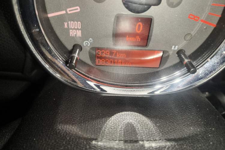 Used MINI Countryman 2014 1.6T COOPER S ALL4 Odometer Close Up