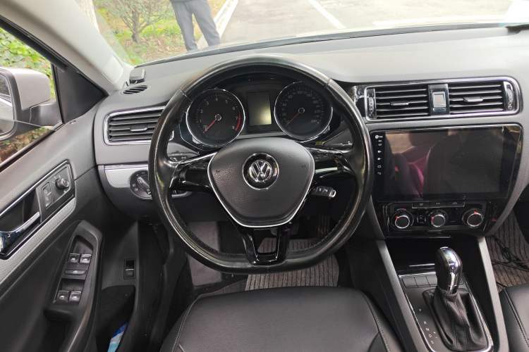 Used Volkswagen Sagitar 2015 1.6L Automatic Comfort Model
