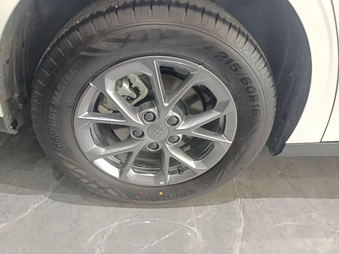 Geely Galaxy L6 2025 EM-i 60km Launch Edition — снимка 11