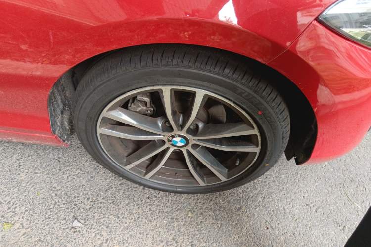 Used BMW 2 Series 2018 220i Convertible Coupe Sports Design Package Right Front Wheel Hub