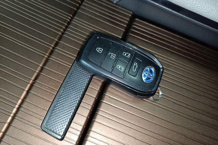 Used Toyota SIENNA 2021 2.5L Hybrid Luxury Edition Vehicle Key