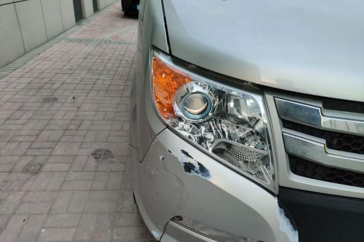 Used Dongfeng Yufeng 2020 2.5T V9 Value-Added Edition Logistics Vehicle Short Wheelbase Mid-Roof Design 5–9 Seater China V Emission Standard ZD25 Right Front Headlight