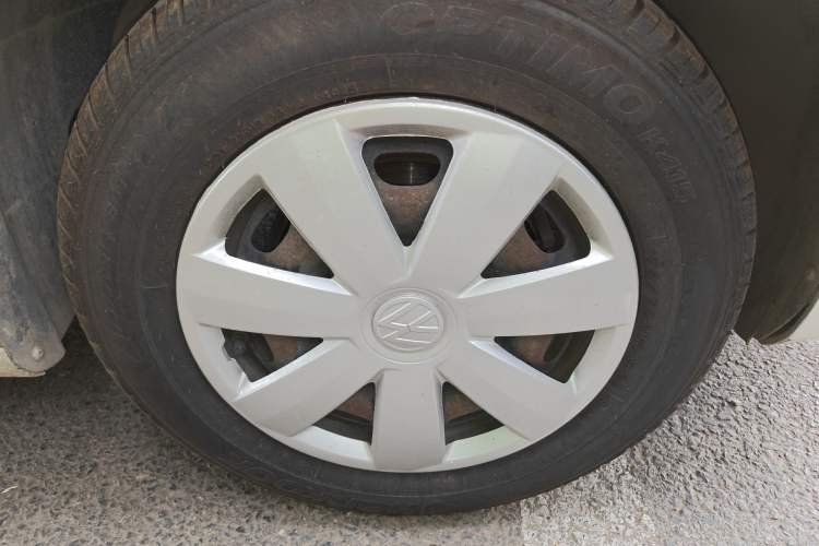 Used Volkswagen Santana 2015 1.6L Automatic Fashion Edition Right Front Wheel Hub