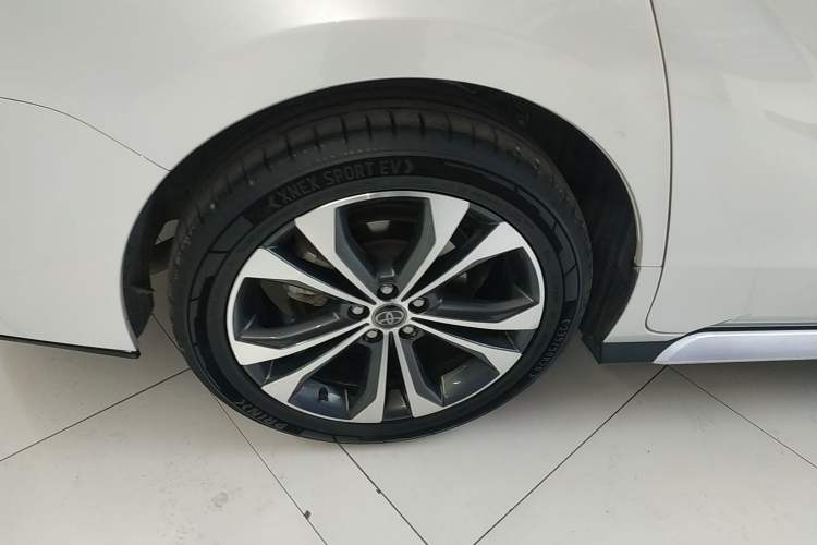 Used Toyota Granvia 2023 2.5L Hybrid Prestige PLUS Edition Right Rear Wheel Hub