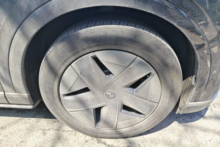 Used ONVO Luxeed L90 2025 Model—Max Six-Seater Version Right Front Wheel Hub