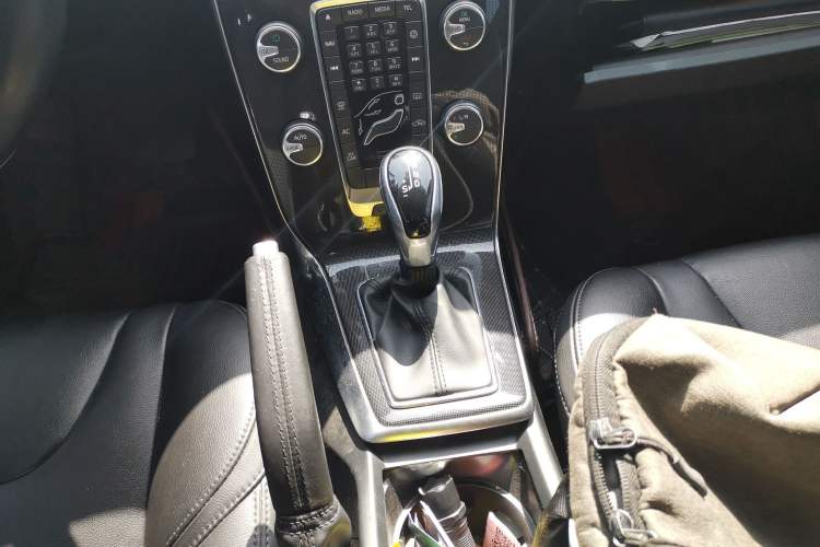 Used Volvo V40 2017 T3 Zhiyi Edition
