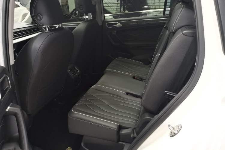 Used Volkswagen Tiguan L 2022 380TSI Automatic All-Wheel Drive R-Line Enhanced Comfort 7-Seater Left Rear Seat