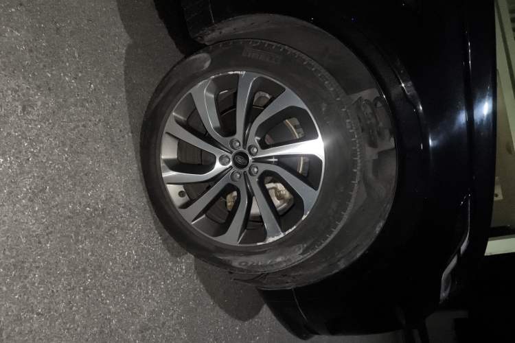 Used Land Rover Discovery Sport 2022 Revised Version 249 PS R-Dynamic S Performance Edition 5 Seats Right Front Wheel Hub