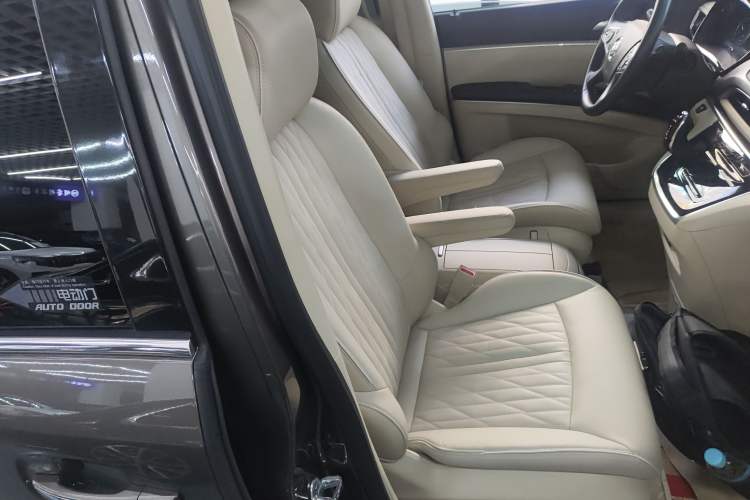 Used Buick GL8 2023 Facelifted Land Cruiser Executive Luxury Version
