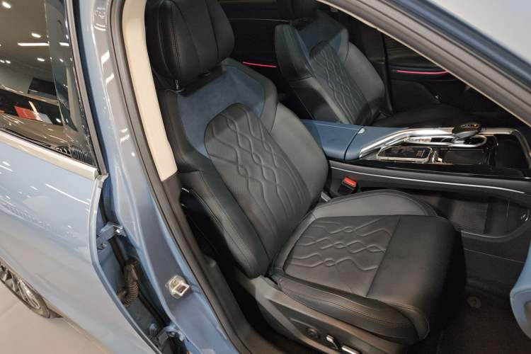 Used VOYAH FREE 2021 Four-Wheel Drive Standard Range-Extended Exclusive Luxury Package Right Front Seat