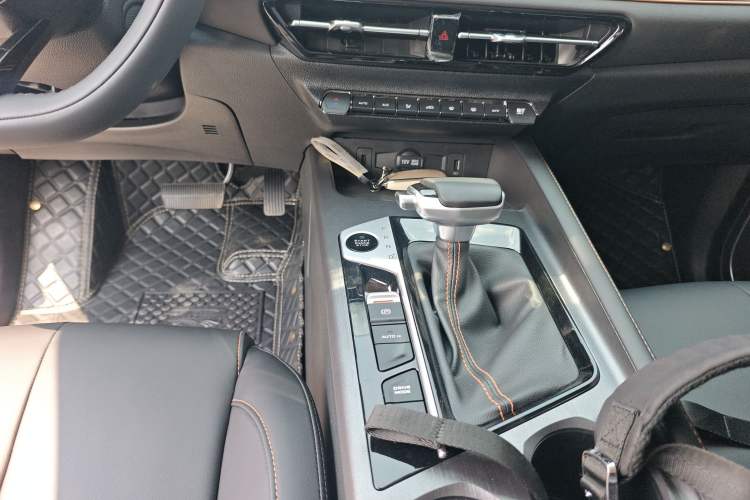 Used CHANGAN OSHAN X7 PLUS 2023 Enjoy Edition 1.5T Automatic Prestige 7-Seater Gear Lever