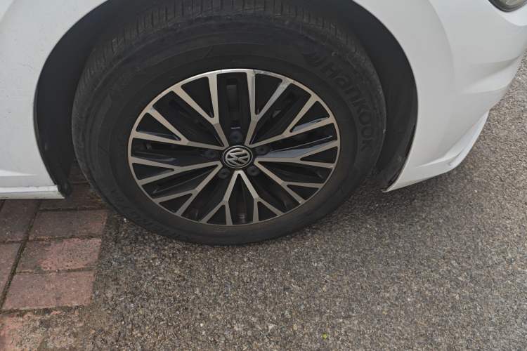 Used Volkswagen Sagitar 2021 280TSI DSG Comfort Connect Edition Right Front Wheel Hub