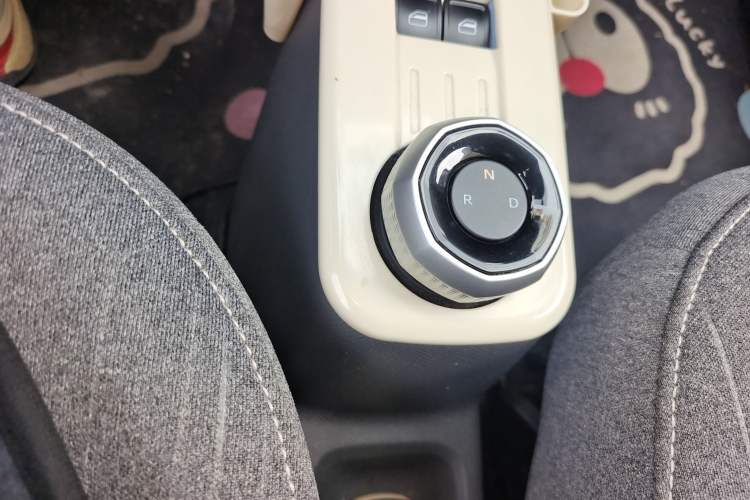 Used Geely Galaxy Panda 2023 Panda Mini 200km Endurance Bear Gear Lever