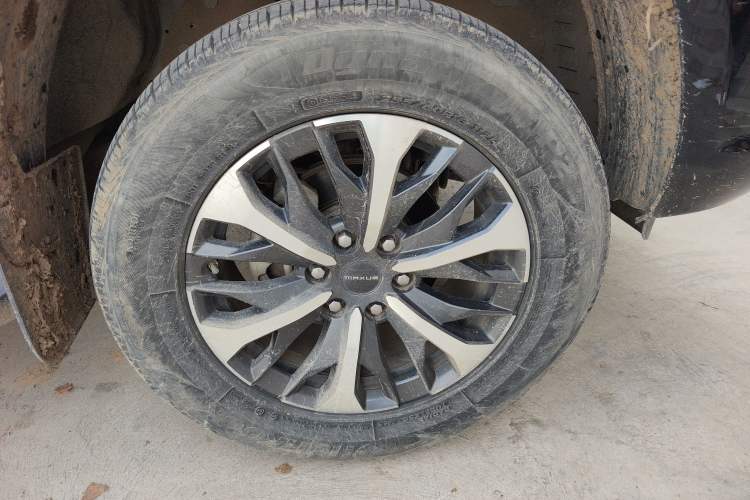 Used SAIC MAXUS T70 2021 2.0T Diesel Automatic Two-Wheel Drive Elite Version with Long Bed and High Ground Clearance