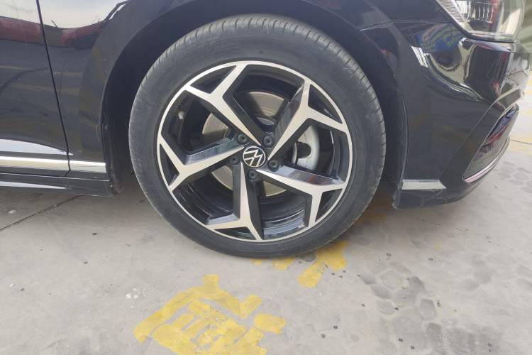 Used Volkswagen Magotan 2023 2 Million Units Commemorative Edition 330TSI DSG Luxury Version Right Front Wheel Hub