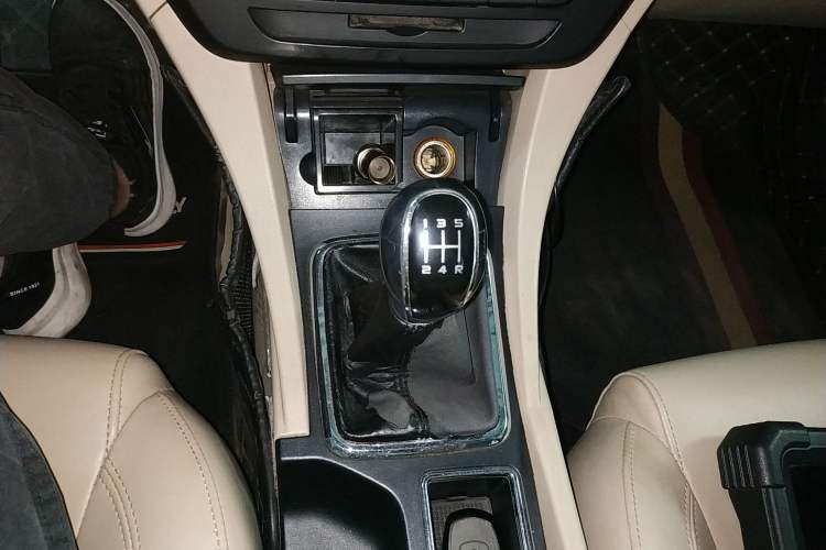 Used Geely Auto Emgrand 2017 Sedan Million Edition 1.5L Manual Luxury Model Gear Lever