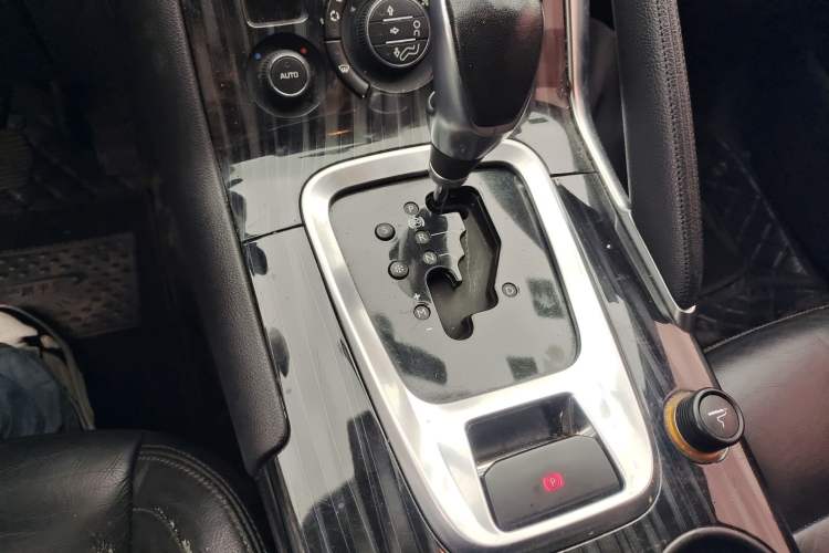 Used Peugeot 3008 2015 2.0L Automatic Trend Edition Gear Lever