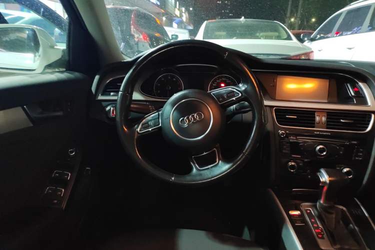 Used Audi A4L 2015 35 TFSI Automatic Standard Model Steering Wheel