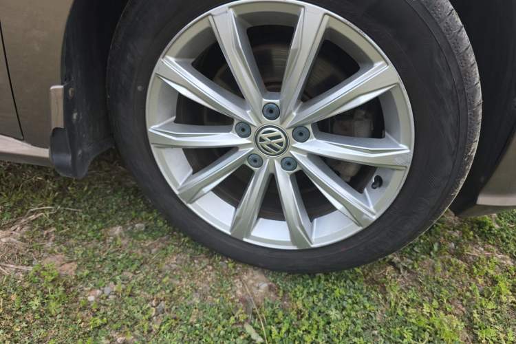 Used Volkswagen Passat 2017 330TSI DSG Luxury Edition Right Front Wheel Hub
