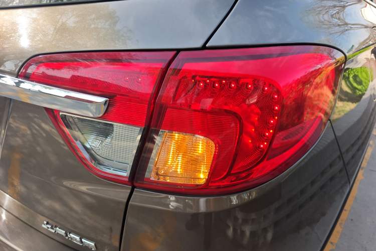 Used Buick Envision 2016 28T Four-Wheel Drive Elite Version Right Rear Taillight