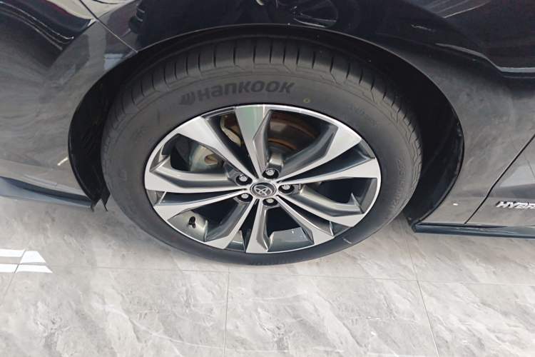 Used Toyota Granvia 2022 2.5L Hybrid Premium Edition Left Front Wheel Hub