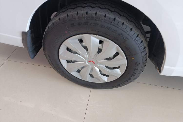 Used Wuling Yangguang 2024 300KM Comfort Version Passenger Van 75kW Right Rear Wheel Hub