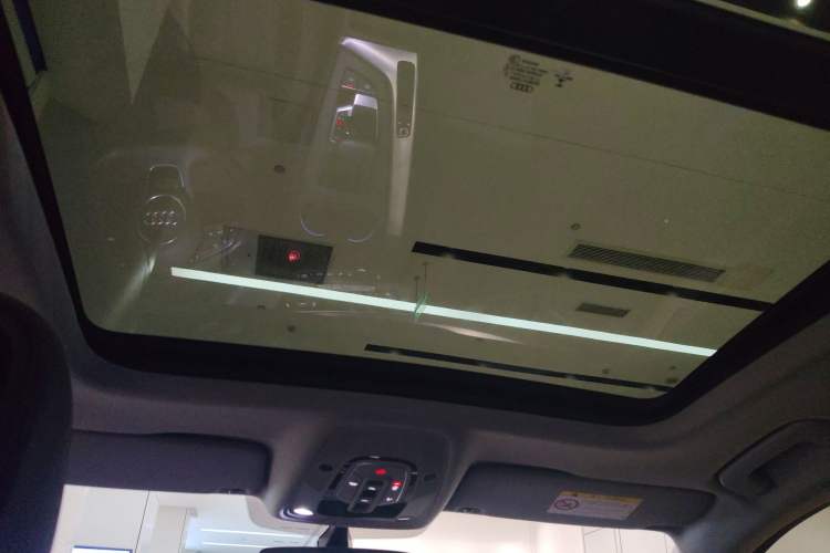 Used Audi A4L 2022 40 TFSI Luxury Dynamic Model Headliner