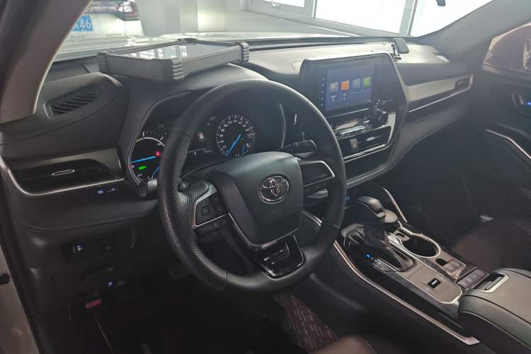 Used Toyota Highlander 2022 Dual-Engine 2.5L 4x4 Elite Edition 7-Seater Center Console