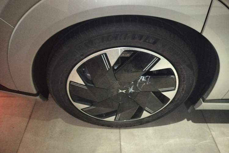 Used XPeng X9 2024 702 Ultra-Long Range Pro Right Rear Wheel Hub