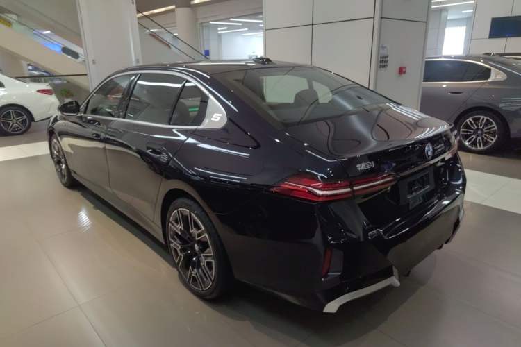 Used BMW 5 Series 2025 530Li Luxury Edition M Sport Package Rear Left 45 Deg