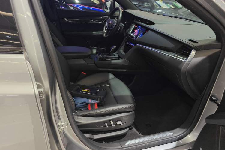 Used Cadillac XT5 2022 2.0T Four-Wheel Drive Luxury Version (Hummingbird Edition) Right Front Seat