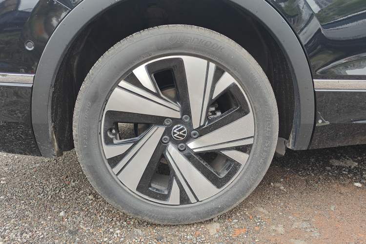 Used Volkswagen Tiguan L 2023 Restyled 330TSI Automatic Two-Wheel Drive R-Line Enhanced Comfort Version Right Rear Wheel Hub