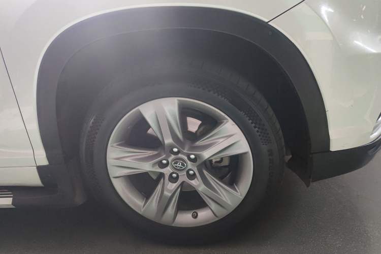 Used Toyota Highlander 2017 2.0T Four-Wheel Drive Luxury Navigation Version 7 Seats Right Front Wheel Hub